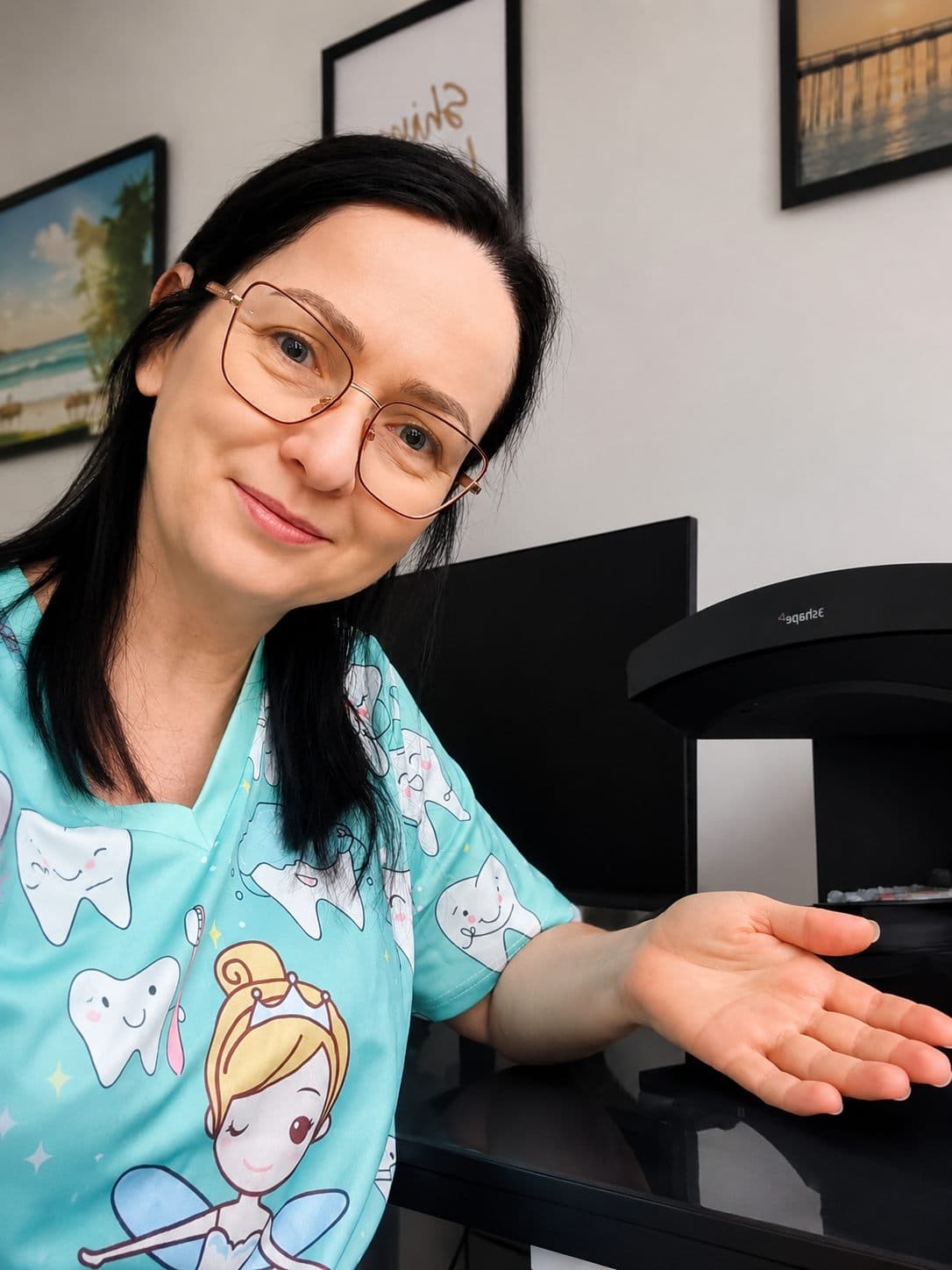 Katarzyna Sałach podczas pracy w pracowni techniki dentystycznej Magic Dent
